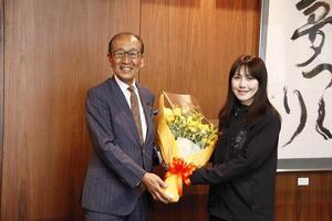 市長表敬訪問の様子（花束贈呈）