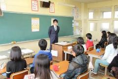 画像　津島市立南小学校5年梅組で家庭防災の日について生徒に教える先生