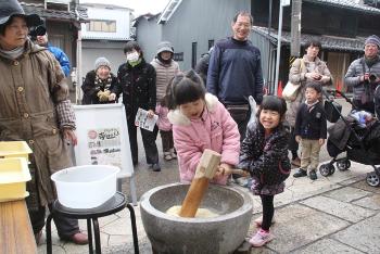 観光交流センター前での餅つき