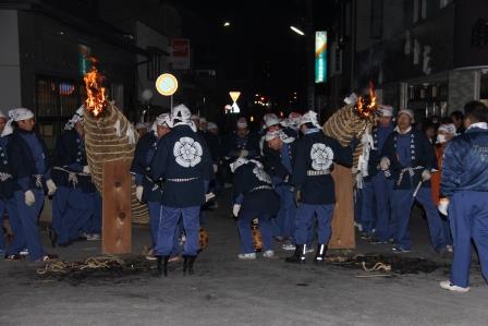 大松明に点火した場面