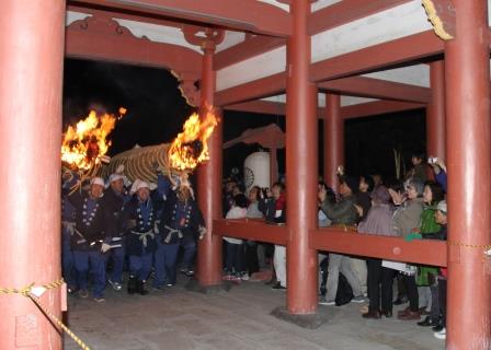 大松明が楼門をくぐり抜け始めた場面