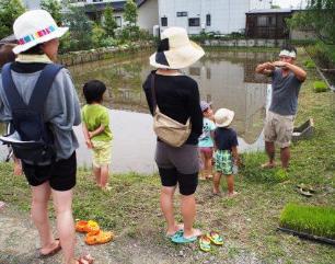 画像　苗の植え方を学ぶ親子たち