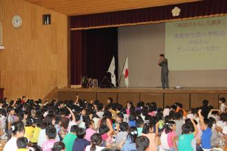 画像　講師の問いかけに手を挙げて答える子どもたち