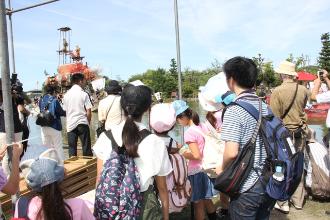 画像　朝祭りの見学風景