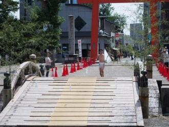 画像　神社へ走る若人