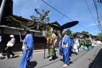 画像　神輿渡御の行列