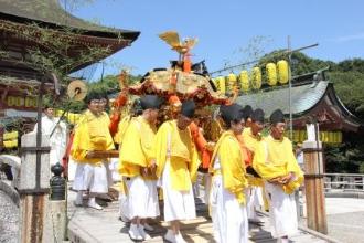 画像　神輿が太鼓橋を通る