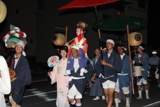 画像　車河戸から津島神社へ移動する稚児