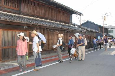 画像　町並みを歩いて見学している様子