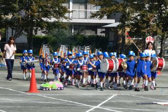 画像　昭和幼稚園園児による演技1