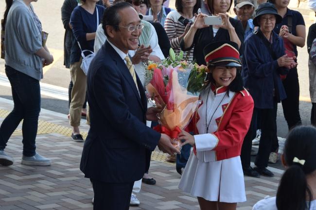 画像　市長に花束贈呈