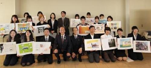 市役所に訪れた学生たち