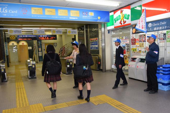 画像　津島駅構内での街頭啓発