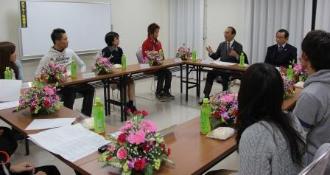 画像　新成人と市長の懇談会の全体風景