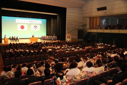 市長が壇上で挨拶をしている様子