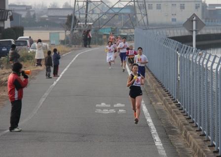 第1中継地点に向かう選手を応援する沿道の人たちの写真