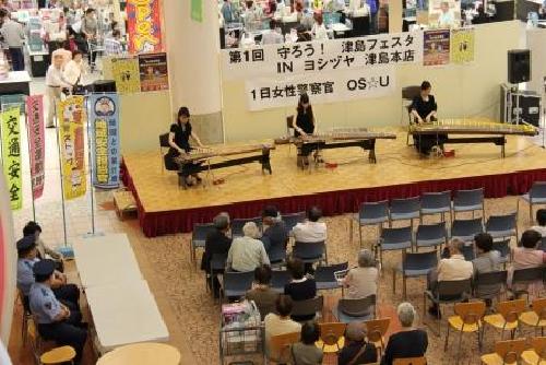 画像　アンサンブル音緒による琴演奏