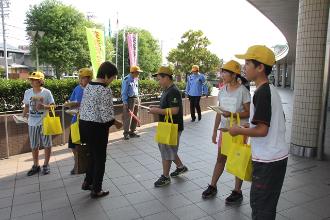手紙を配る児童たち