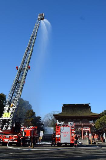 画像　はしご車の放水訓練