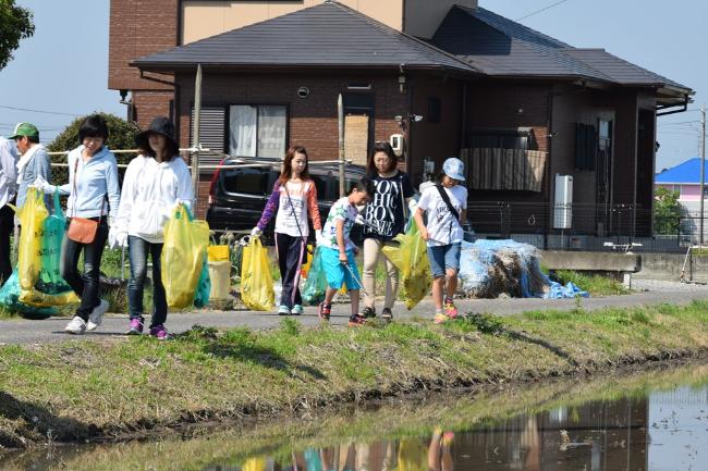 画像　半頭町でのごみゼロ運動風景