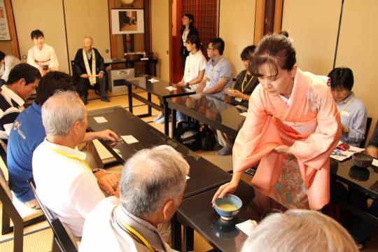 画像　お茶の振る舞い風景