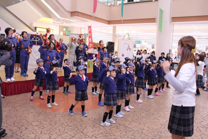 画像　園児と消防団女性部による演技風景