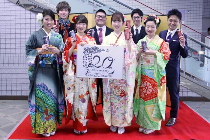 画像　記念品のタンブラーと実行委員メンバー