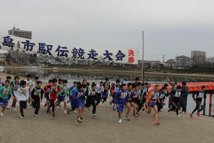 画像　第70回津島市駅伝競走大会スタート風景
