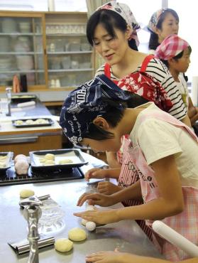 画像　パン生地をのばす子ども