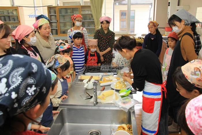 画像　先生によるロールケーキのデコレーション説明