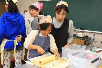 画像　画像ロールケーキを切る子ども