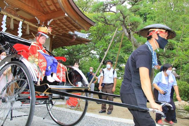 画像　斎館を出発した人力車