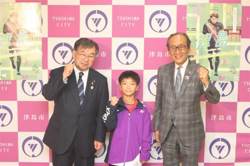 写真左から 浅井教育長、野田千瑛さん、日比市長