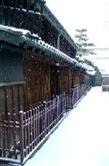 雪景色の玄関前の写真