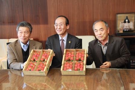 津島市長へ報告に訪れた津島市下新田町のいちご生産農家の写真