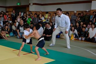 相撲大会1年生の部の取組風景2