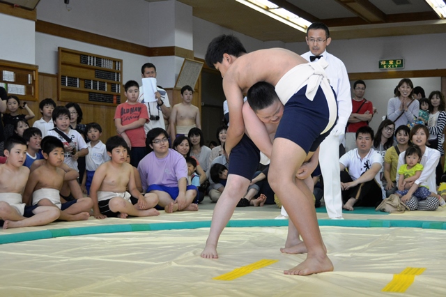 相撲大会6年生の部の決勝取組風景