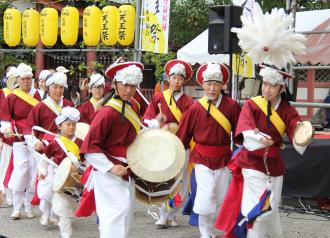 画像　韓国の伝統音楽を演奏している様子