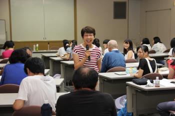 画像　講師である水谷ミミさんが参加者におもてなしセミナーをする様子