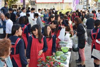 画像　野菜を販売する津島北高生徒
