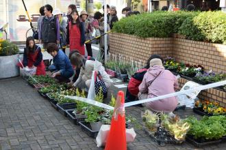画像　花・寄せ植えを販売する津島北高生徒