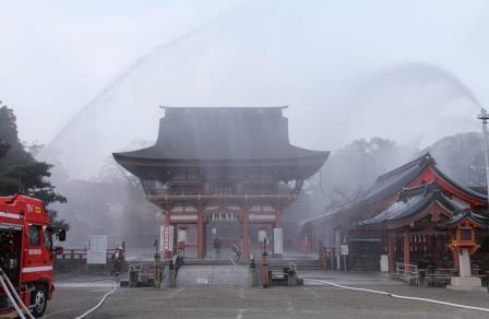 国の重要文化財に指定されている津島神社に放水をしている津島市消防職員らの写真