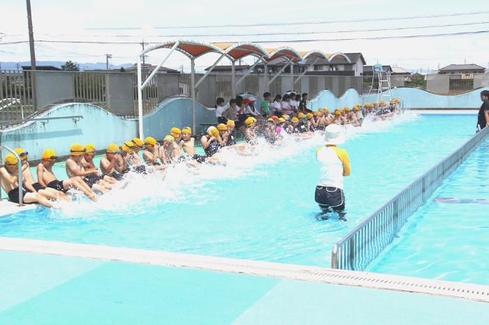 画像　神島田小学校2年生プール開き