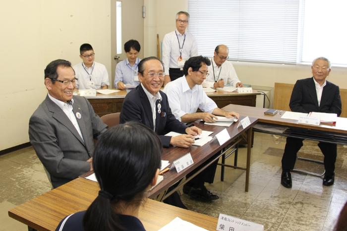 画像　日比市長との意見交換をするフレンドシップメンバー