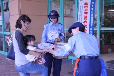 画像　街頭啓発の様子