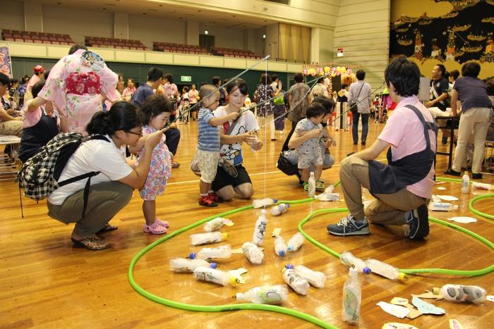 画像　つりゲームを楽しむ来場者