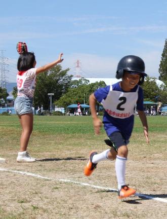 画像　ホームベース目指して走る少年