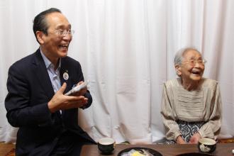画像　笑顔の市長とおばあちゃん