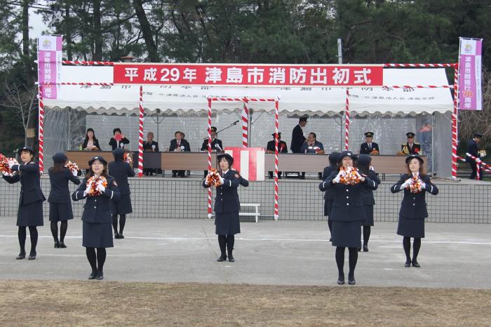 画像　子ども向け防災ソング「コロコロマーチ」を披露する女性消防団