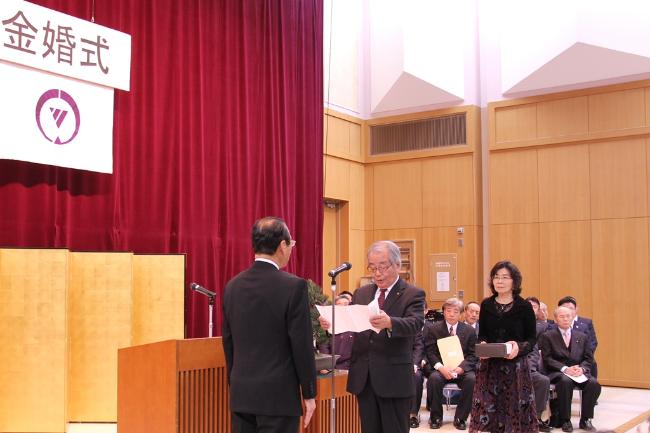 画像　よろこびの言葉を述べる寺田夫妻